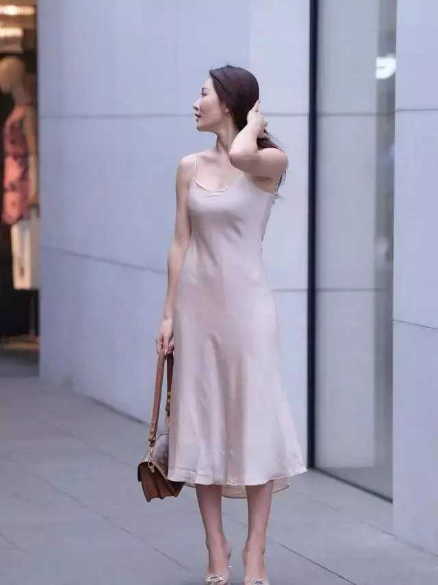 服装|海风吊带裙，飘逸的感觉充满活力，让美丽与可爱变成现实