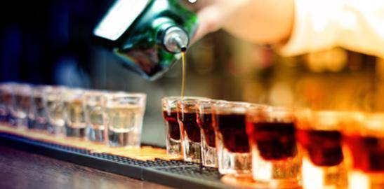 电脑|在睡觉前爱玩手机的人，身体若出现这4种情况，需注意一下