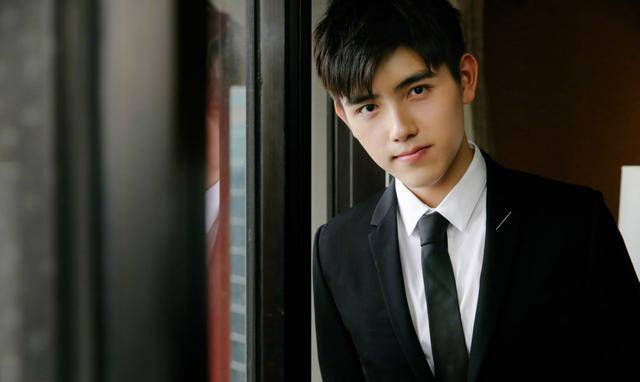 发型|陈飞宇新剧路透，五官帅气发型有特色，继承母亲优良基因