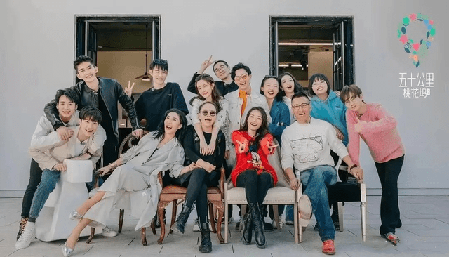 节目组|《桃花坞》开播场面有点尬，宋丹丹气场太强，汪苏泷全程打圆场！