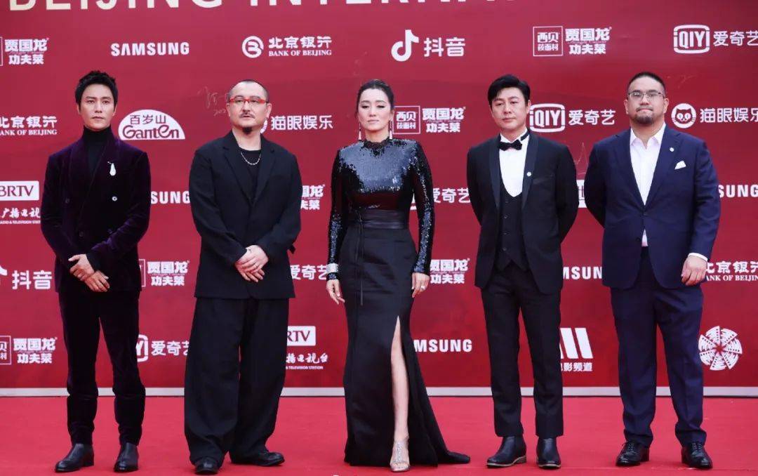 设计|北影红毯看点多,佟丽娅如仙女下凡,董璇深U性感,还有新人爆红