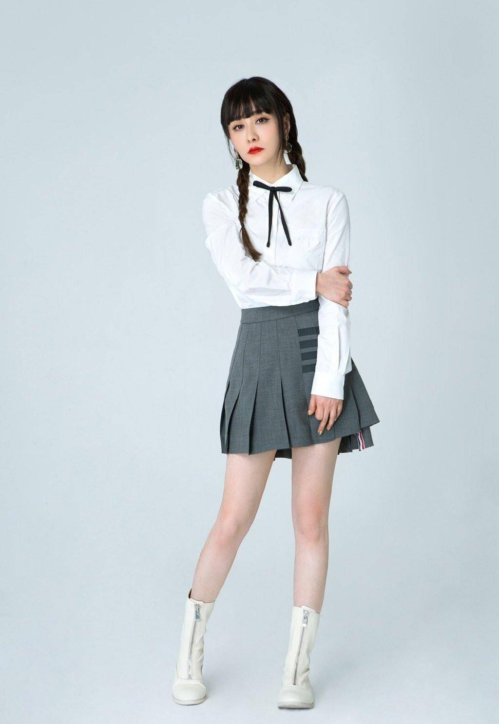 气质 47岁陈德容让人无地自容,穿学生制服,大把年纪比95后还要嫩