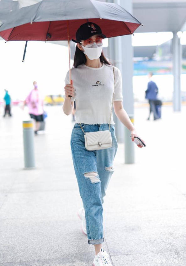 黑色 宋轶素颜现身机场，颜值高就是自信，穿短袖西装配T恤很吸睛