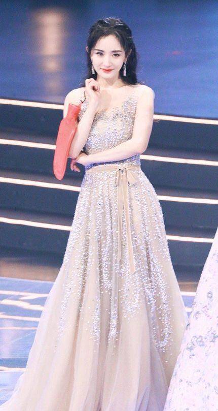 全靠 杨幂“少女”全靠营销,生图照被公开,就是34岁普通女人