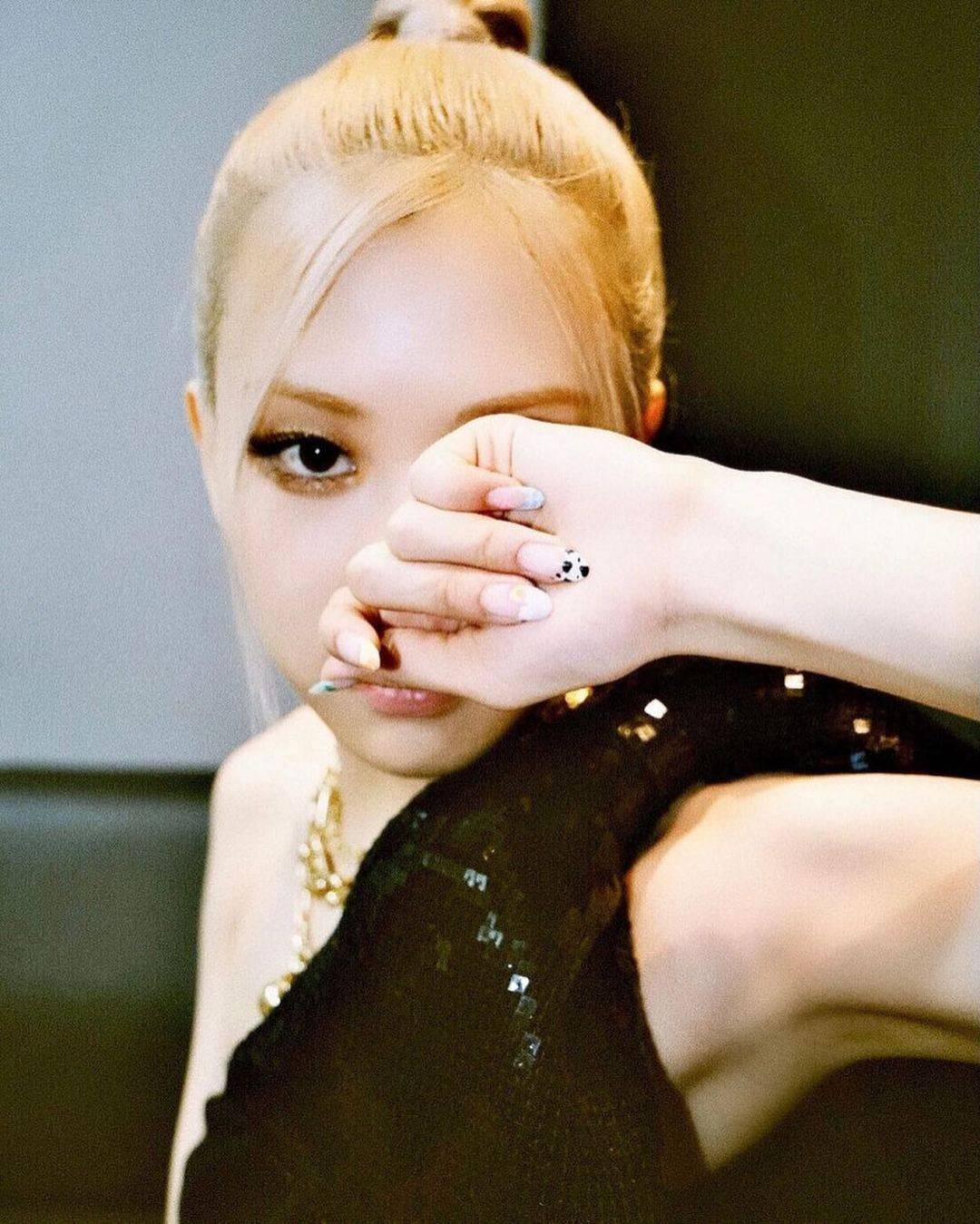 韩星|来看看韩星御用美甲师PARK EUN KYUNG为LISA设计的美甲