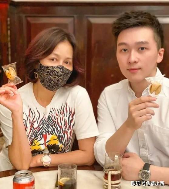 套装 “刘嘉玲”真厉害，穿豹纹衬衫混搭皮裤+黑丝袜，比年轻人还敢穿