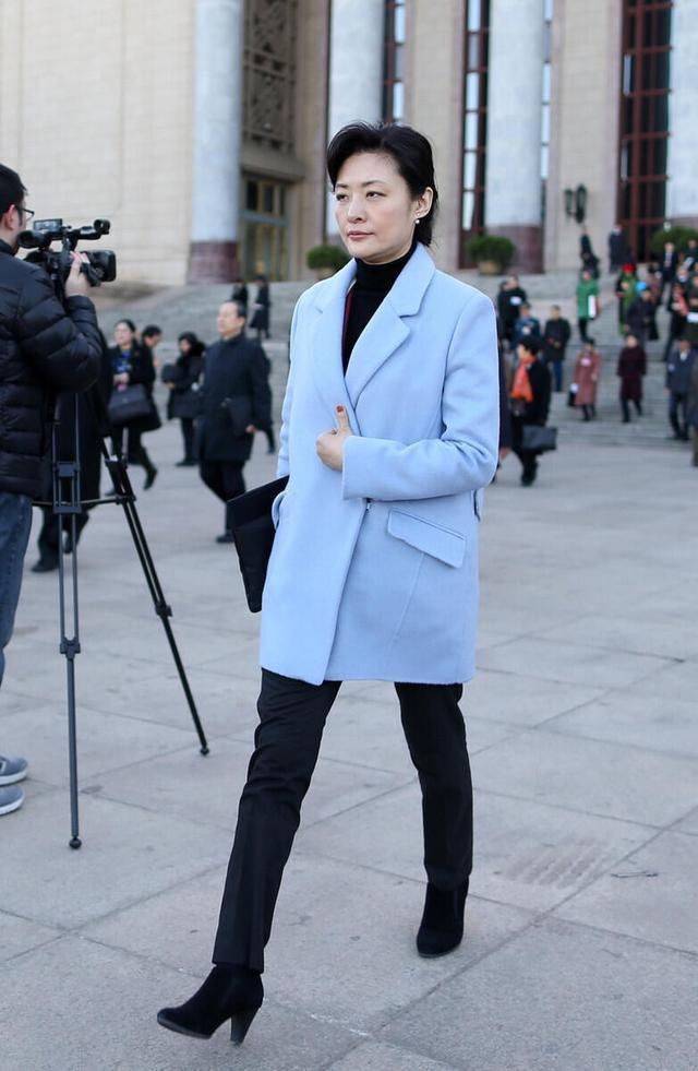 漂亮 周涛被刻意美化成气质女神,素颜很大众并不漂亮,就是普通老人!