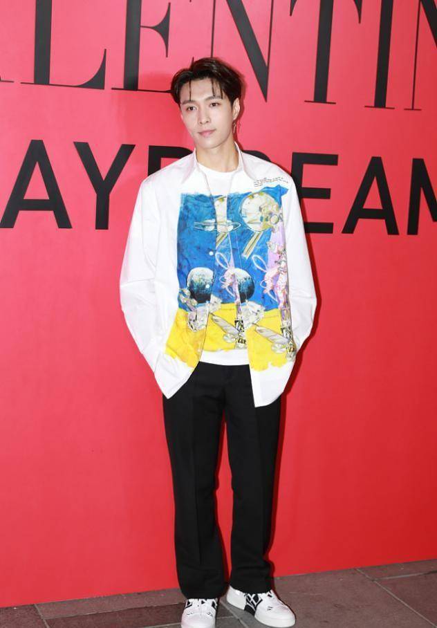 面料 张艺兴越来越有男人味了，蓝色衬衫配白裤清新潇洒，身材挺瘦的