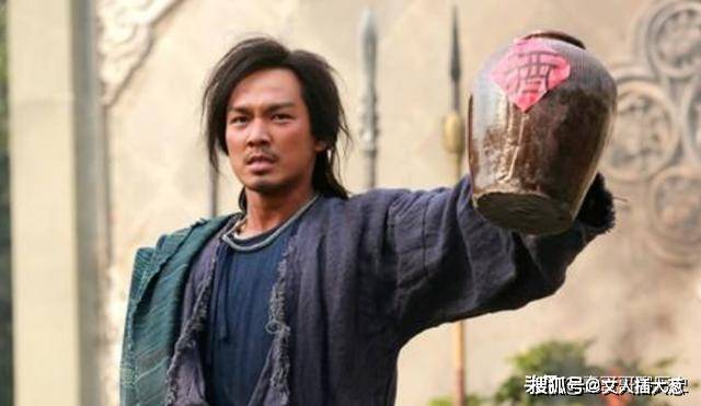 境界|郭靖武功不如萧峰？金庸在两人在出招时提到一个细节，境界差太多