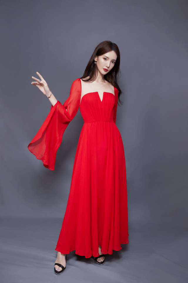 黑色 金晨又“火”了，身穿一袭红红火火的连衣裙拍时尚大片，高级惊艳