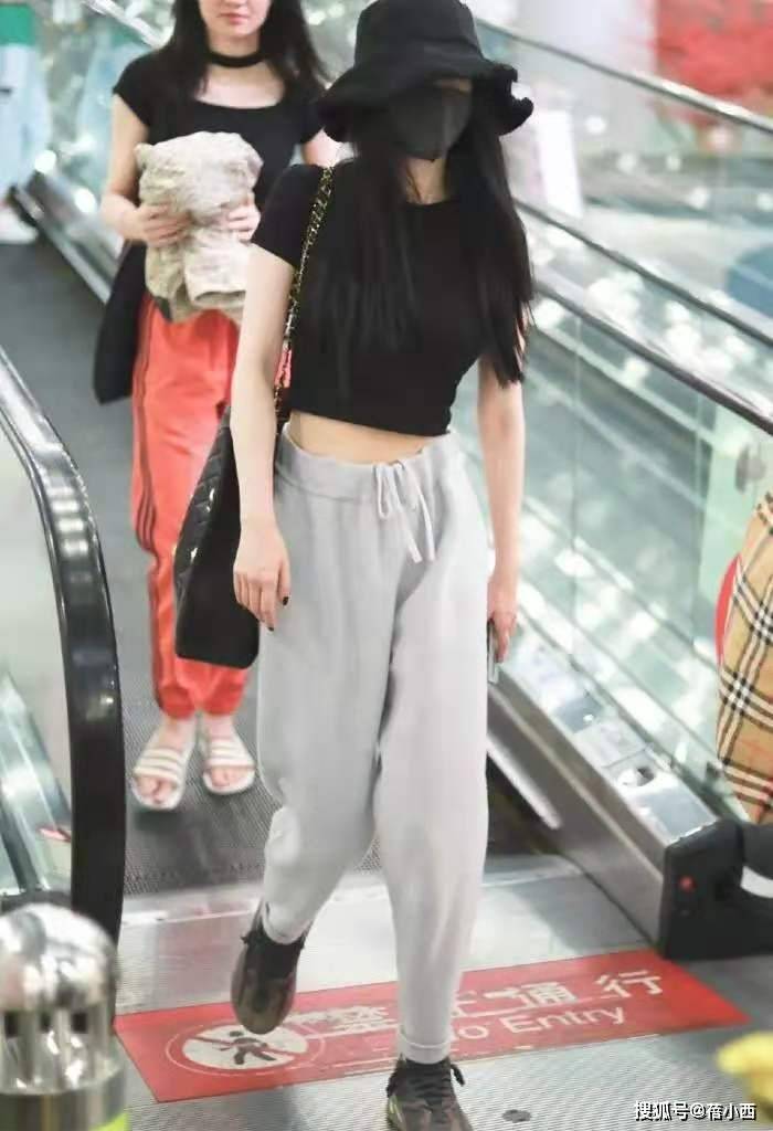 黑色 “杨幂”瘦得过分了，穿棒球服配紧身裤亮相，“双腿比胳膊还细”