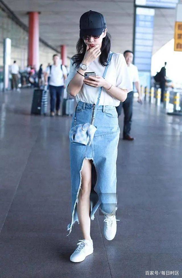 黑色 在机场拍到李冰冰，运动裤里还有打底裤，老寒腿了素颜也沧桑！