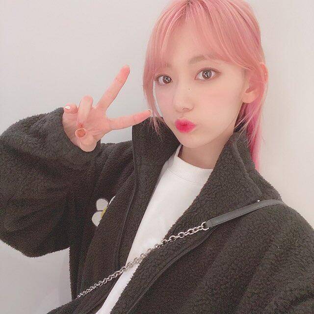 毛衣 IZONE最新私服照太养眼！成员穿搭风格迥异，金珉周无惧秀素颜