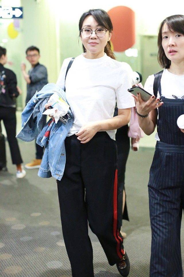 皱纹 闫妮太“懒”了，素颜脸上皱纹明显还不当回事，看着都不像她了