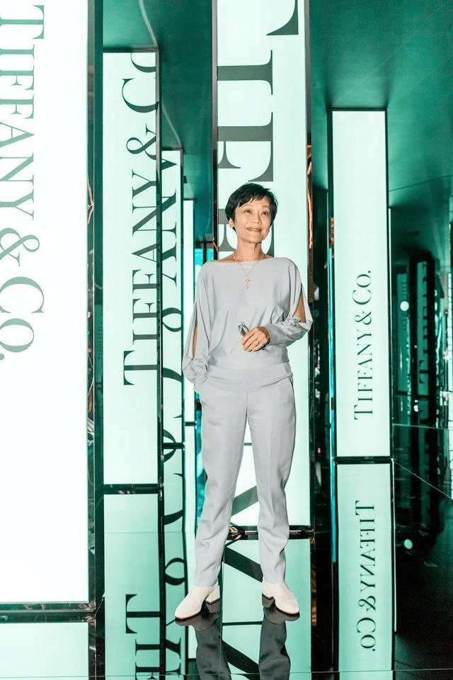 套装 66岁张艾嘉无惧衰老，穿雾霾蓝套装素颜出镜，每条皱纹都藏着优雅