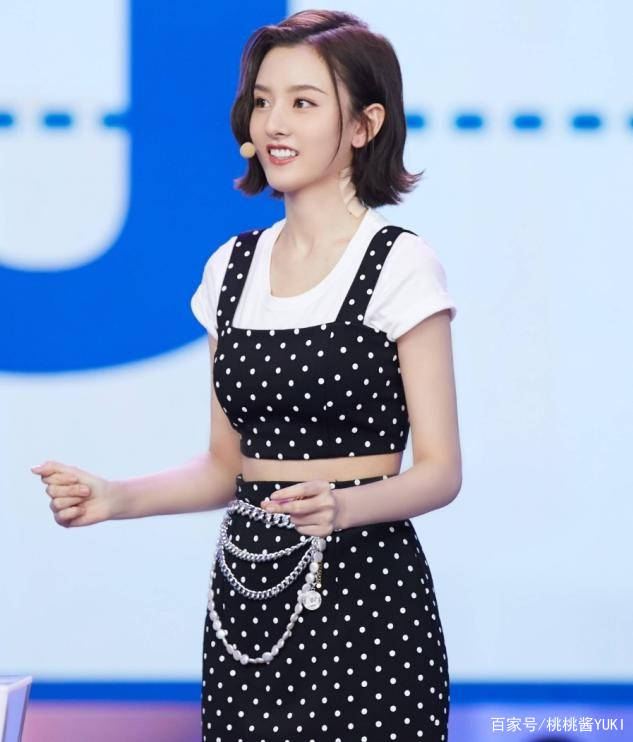 个性 宋祖儿这气质我服了，素颜穿“奶奶裙”走机场，把土味穿出时尚感