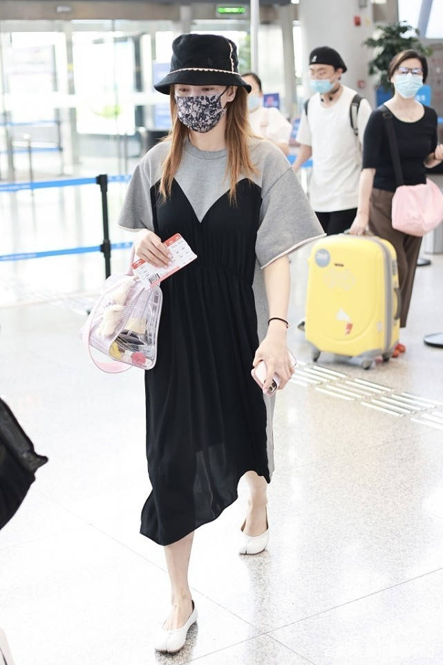 设计 “微胖女神”张雨绮太真实,穿宽松T恤裙亮相机场,素颜够接地气