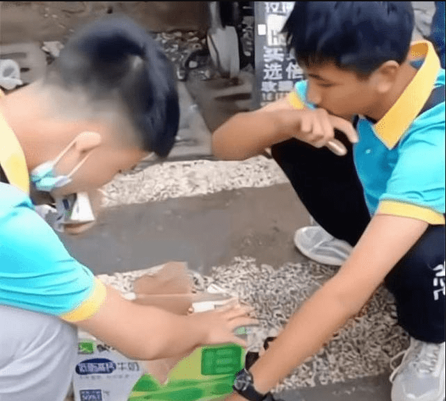 食品|继“喝11瓶奶”事件后,又有学校保安没收月饼,扔了一地让人心疼