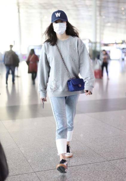 宋佳挺 宋佳挺有自信，穿搭低调素颜走机场，有了“阿姨”味道气质却高级