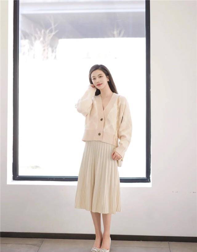 面料 今春流行的奶茶色“开衫”,温柔恬静又大方,尽情演绎气质淑女范