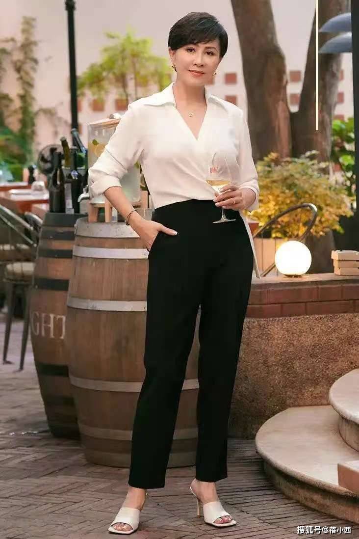 套装 “刘嘉玲”真厉害，穿豹纹衬衫混搭皮裤+黑丝袜，比年轻人还敢穿