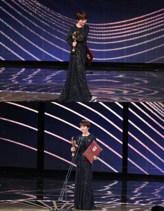 黑色 明星喜欢“乱穿衣”，袁泉同框梅婷穿搭两个季节，让人看不懂