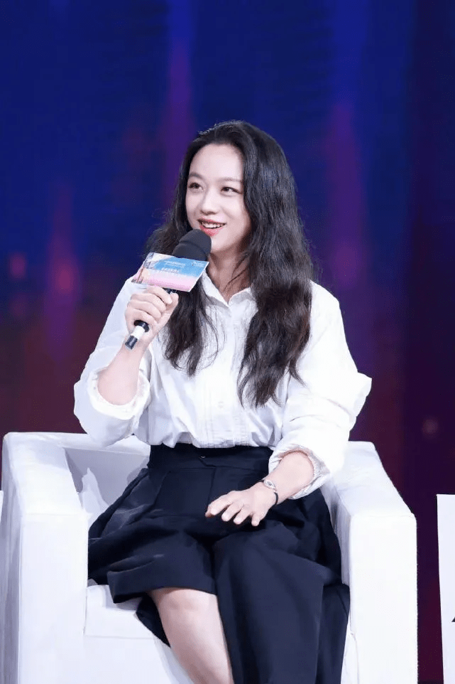 显得 41岁汤唯回国后继续闪耀！白衬衫穿出高级感，连巩俐都要甘拜下风