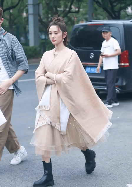 设计|当妈的唐艺昕少女模样不变，气质却越来越贵妇，披裸色披肩好优雅