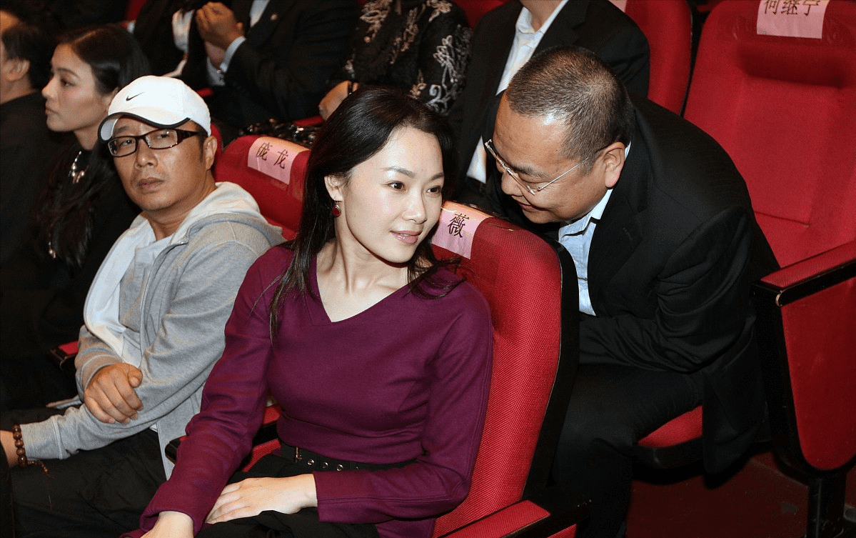 整体 吕薇的颜值真抗打，面容清秀也抢眼，这气质太适合穿素色，挺撩人