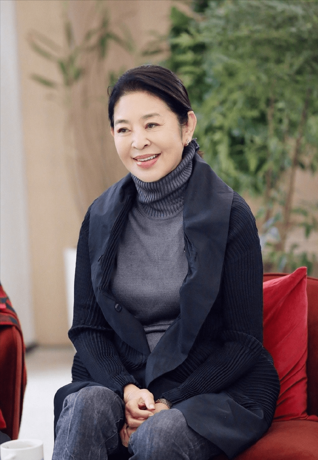 藏蓝色 62岁的倪萍穿搭简约，看着沧桑但气质挺好，素颜出行不惧镜头