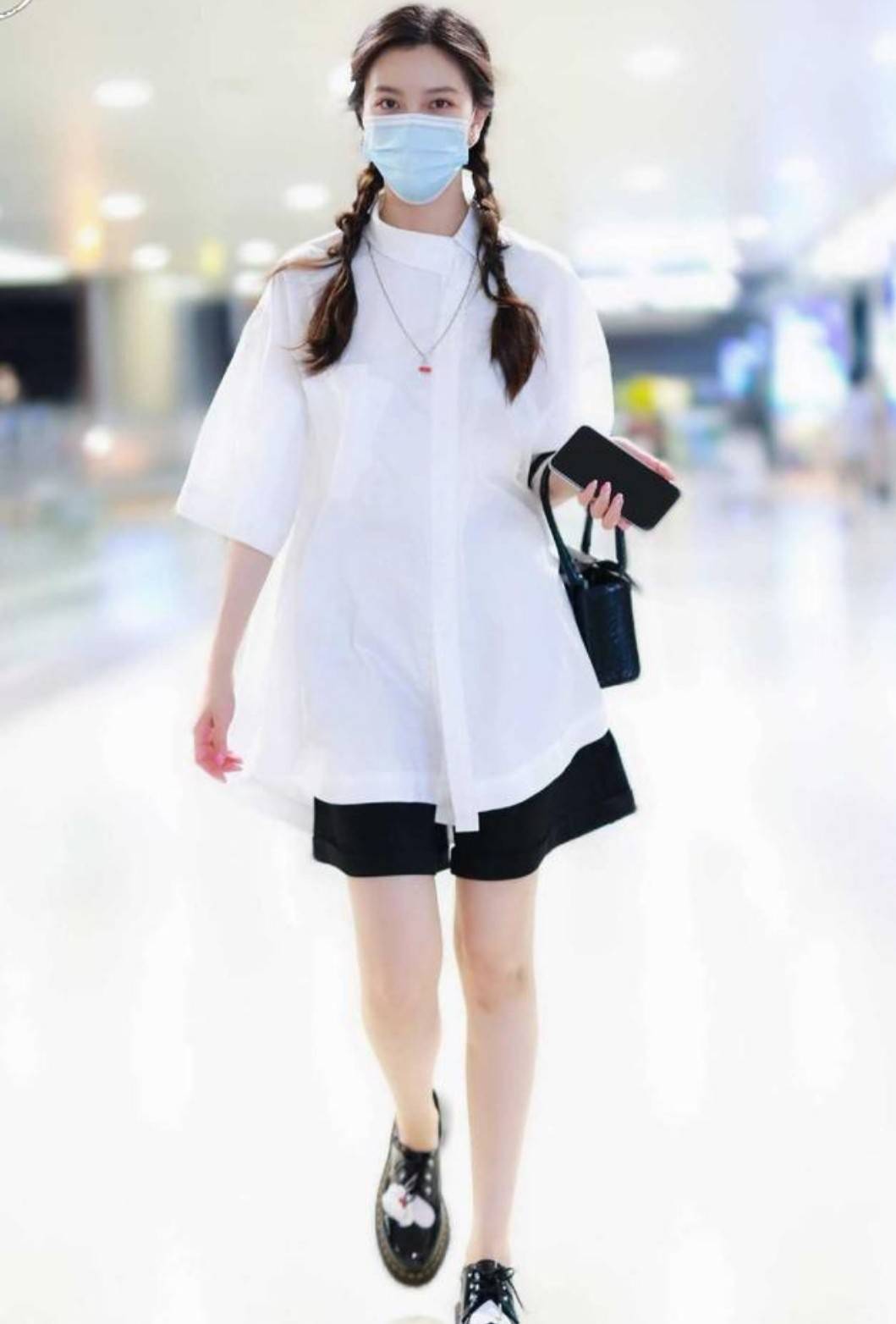 宋佳 宋佳穿长款条纹衬衫外国游，搭配下衣失踪，即使素颜也有国际范