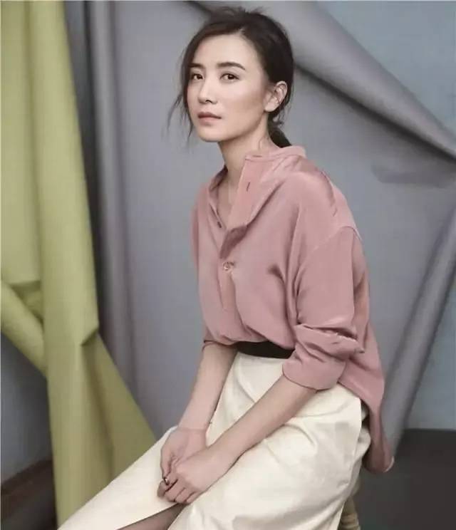 宋佳挺 宋佳挺有自信，穿搭低调素颜走机场，有了“阿姨”味道气质却高级