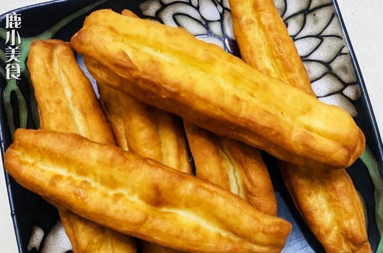 下锅|非常时期不能买早餐?教你做健康油条,香酥爽脆,配豆浆太解馋了