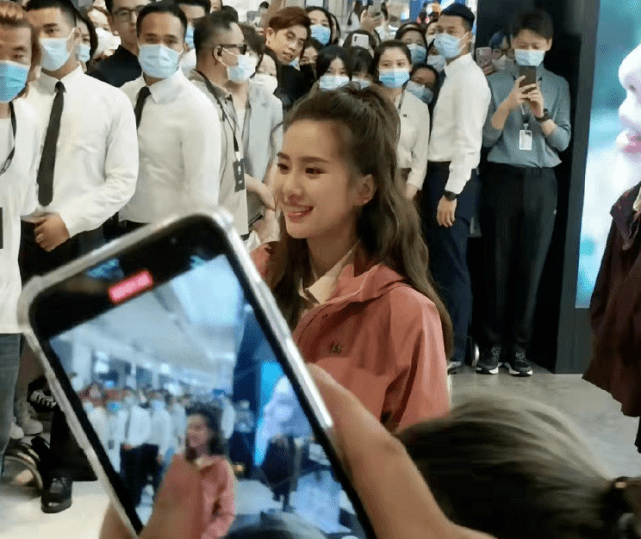 坐姿 刘诗诗人淡如菊是假象？穿运动装大爷坐姿放飞自我，好心情藏不住