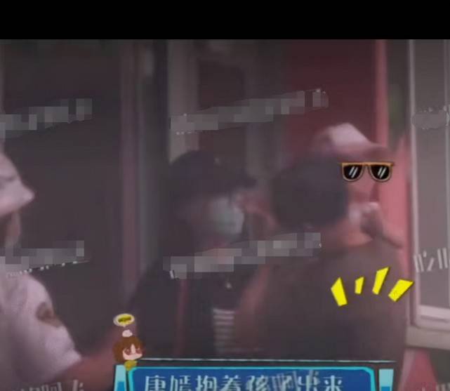 身材 唐嫣放下巨星架子！穿休闲装接女儿放学，娃才一岁多就到妈妈膝盖