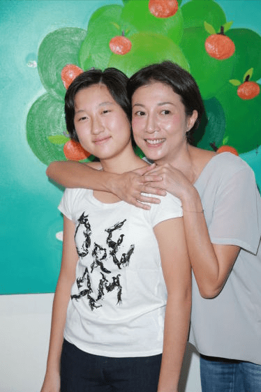 风姿 长相和身材哪个重要，袁咏仪吴绮莉同穿休闲装，展现中年女性风姿