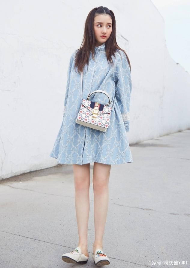 个性 宋祖儿这气质我服了，素颜穿“奶奶裙”走机场，把土味穿出时尚感