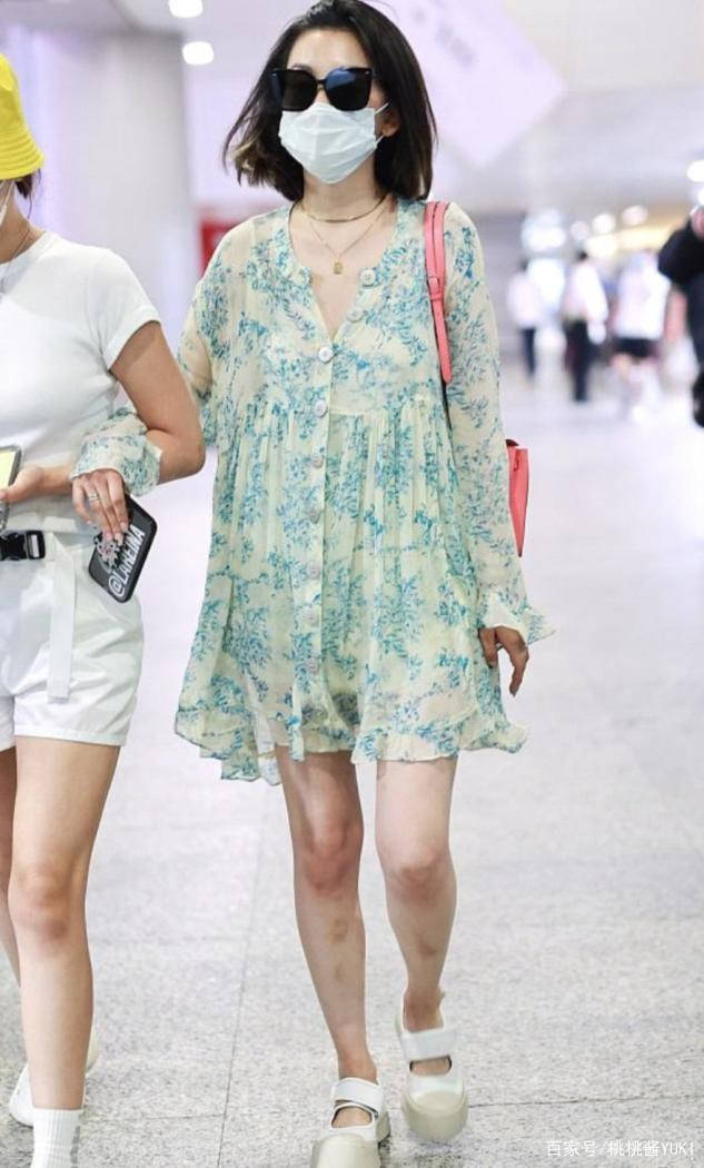 个性 宋祖儿这气质我服了，素颜穿“奶奶裙”走机场，把土味穿出时尚感