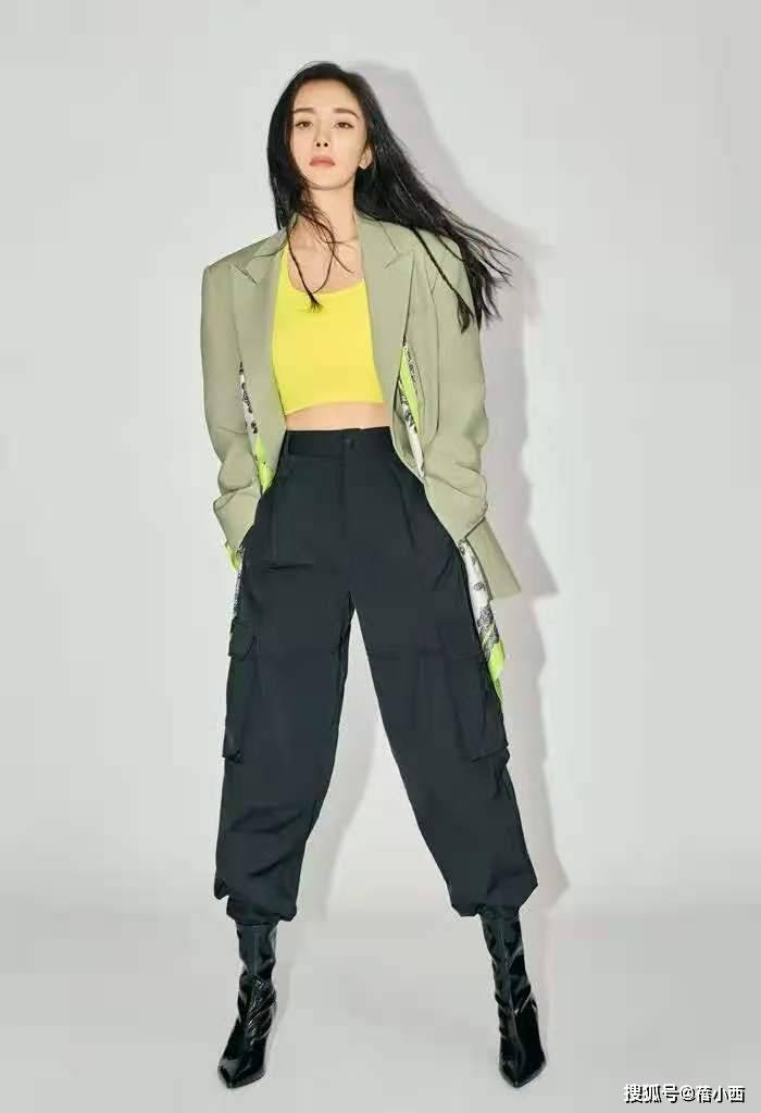 黑色 “杨幂”瘦得过分了，穿棒球服配紧身裤亮相，“双腿比胳膊还细”