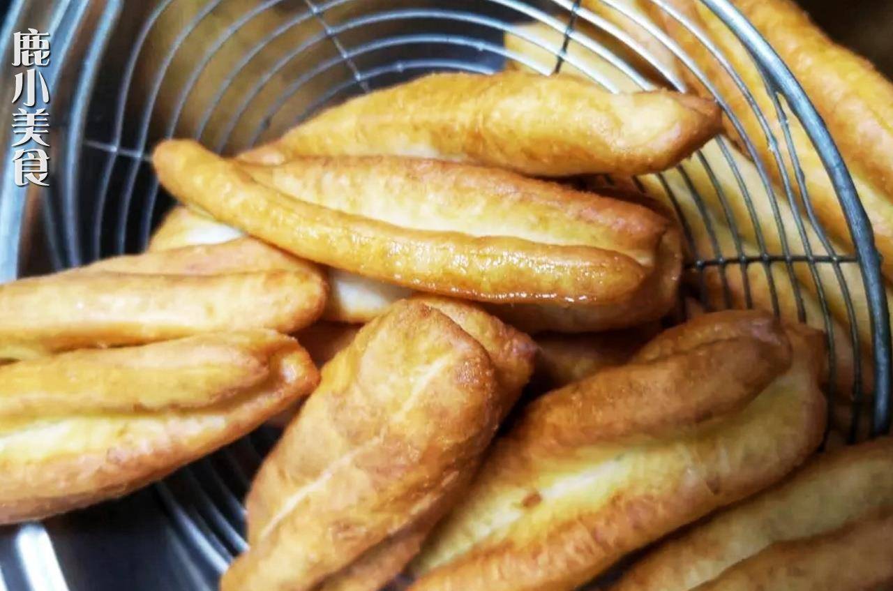 下锅|非常时期不能买早餐?教你做健康油条,香酥爽脆,配豆浆太解馋了