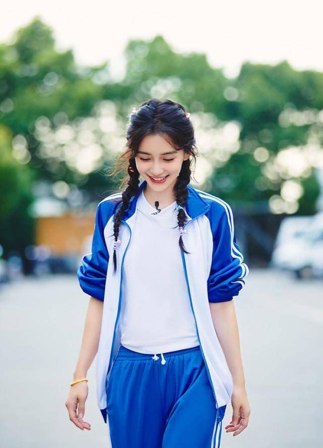 时装 杨颖重回少女时代,穿蓝白校服甜美温柔,双马尾看着好俏皮