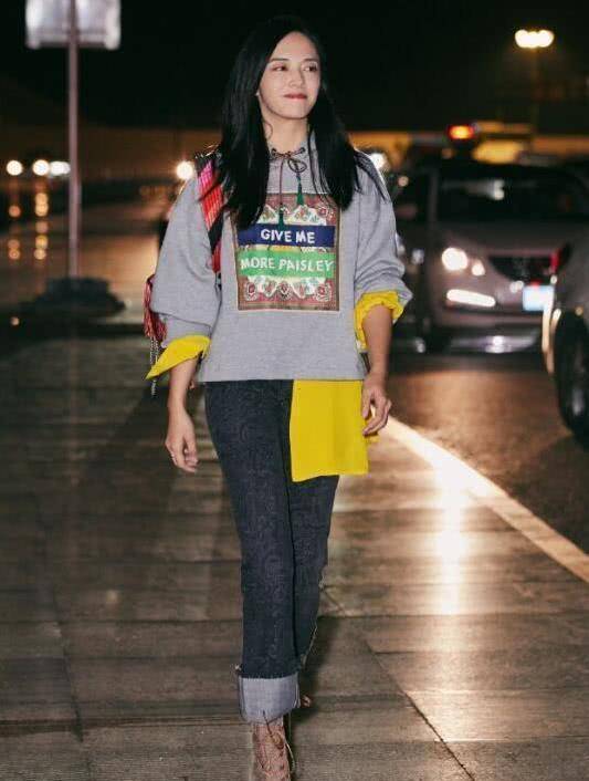 颜色|姚晨印花卫衣搭配牛仔裙，少女感十足！