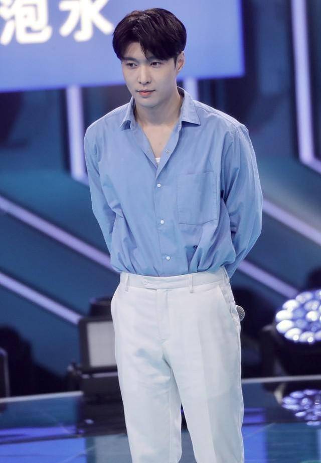 面料 张艺兴越来越有男人味了，蓝色衬衫配白裤清新潇洒，身材挺瘦的