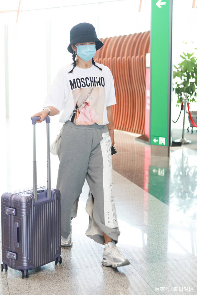 黑色 在机场拍到李冰冰，运动裤里还有打底裤，老寒腿了素颜也沧桑！