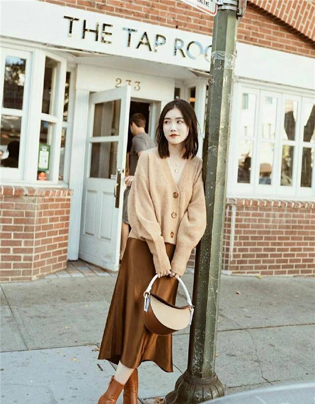 面料 今春流行的奶茶色“开衫”,温柔恬静又大方,尽情演绎气质淑女范