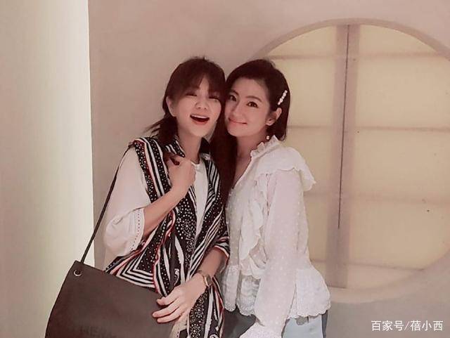 夏天 SHE三人合体庆生，都超自信“素颜”穿白色衣服，状态像小姑娘