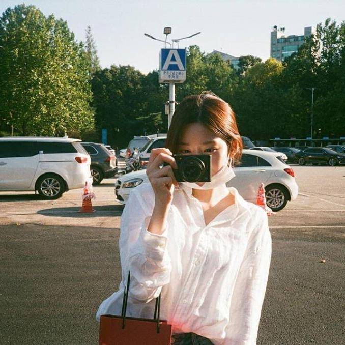 毛衣 IZONE最新私服照太养眼！成员穿搭风格迥异，金珉周无惧秀素颜