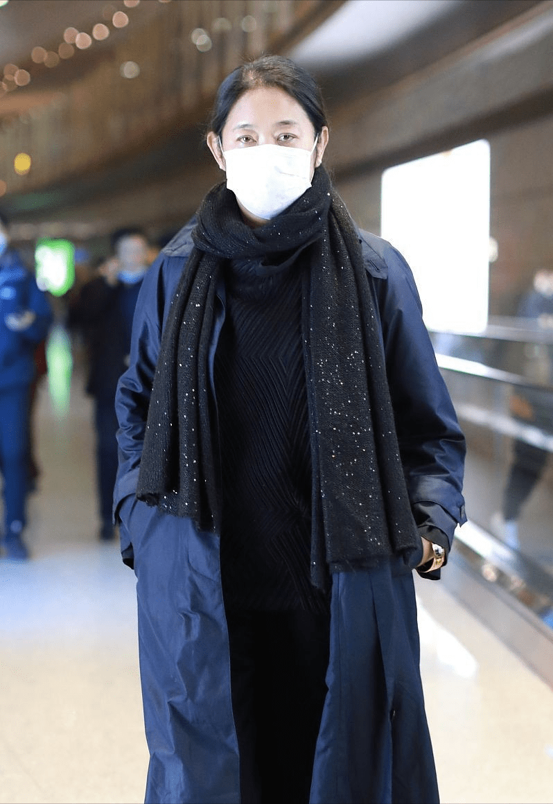 藏蓝色 62岁的倪萍穿搭简约，看着沧桑但气质挺好，素颜出行不惧镜头