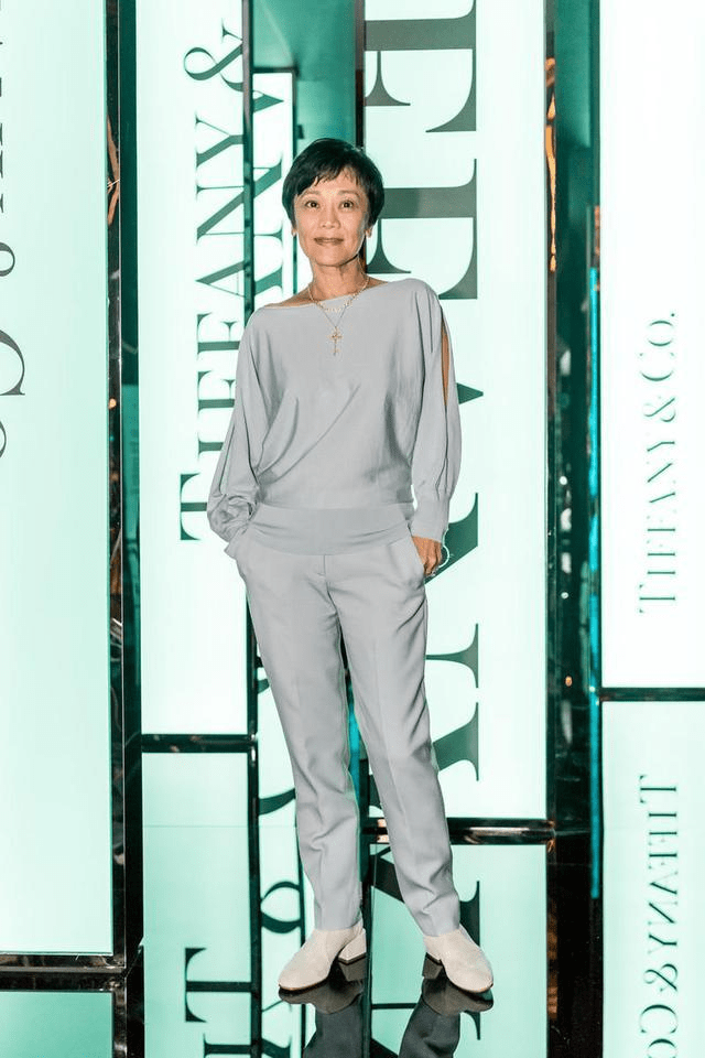 套装 66岁张艾嘉无惧衰老，穿雾霾蓝套装素颜出镜，每条皱纹都藏着优雅