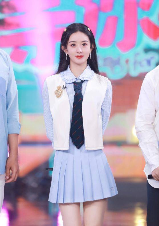 原创赵丽颖综艺剧照,牛油果撞色针织衫温柔慵懒,蝴蝶结微卷发显元气